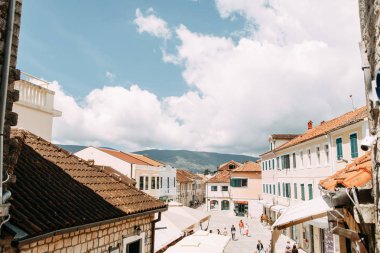  Eski şehrin manzaraları ve sokakları. Karadağ'da Herceg Novi'nin panoramik manzarası.