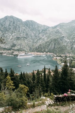 Avrupa'daki dağların panoramik manzarası. Kotor Körfezi'ndeki dağlar ve kayalar, Karadağ. 