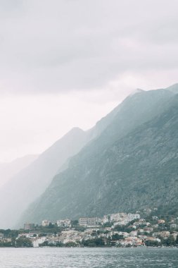  Avrupa'da doğa ve deniz. Kotor Körfezi'nde sabah ve akşam, Karadağ.