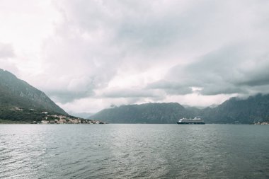 Avrupa'da doğa ve deniz. Kotor Körfezi'nde sabah ve akşam, Karadağ.