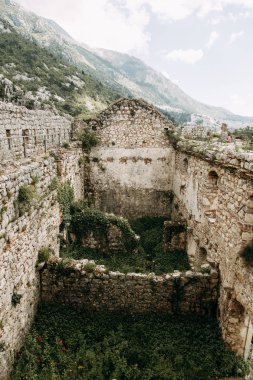 Karadağ'da turistik mekanlar ve manzaralar. Dağdan akşam Kotor Panorama. 