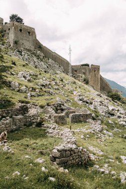 Karadağ'da turistik mekanlar ve manzaralar. Dağdan akşam Kotor Panorama. 