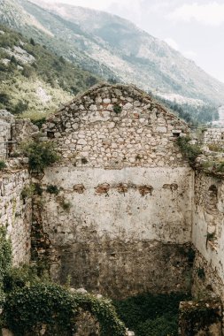 Karadağ'da turistik mekanlar ve manzaralar. Dağdan akşam Kotor Panorama. 