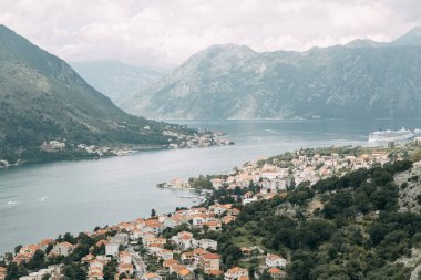  Karadağ'ın gözde mekanları. Kotor Körfezi ve eski şehir Panoraması.