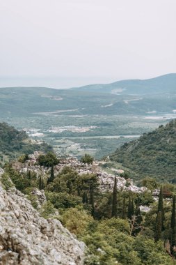  Karadağ manzaraları ve sokaklar. Kotor Körfezi ve eski şehir Panoraması.