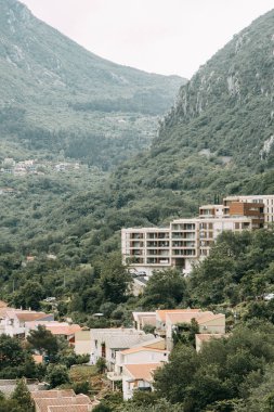  Karadağ manzaraları ve sokaklar. Kotor Körfezi ve eski şehir Panoraması.