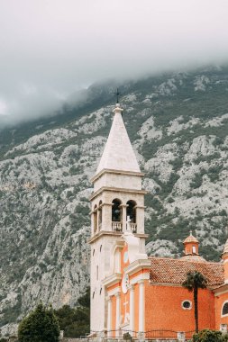 Karadağ manzaraları ve sokaklar. Kotor Körfezi ve eski şehir Panoraması.