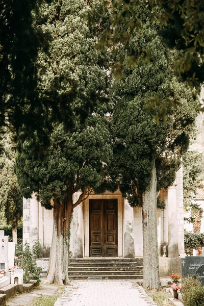 礼拝堂と古い放棄された墓地の墓 モンテネグロの古代石の墓地 コトル — ストック写真