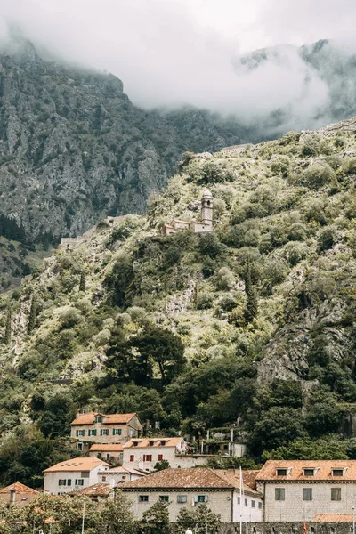  Karadağ'ın gözde mekanları. Kotor Körfezi ve eski şehir Panoraması.