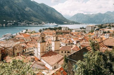  Karadağ ve Avrupa'da kiremitli çatılar. Dağın yüksekliğinden Kotor şehrinin panoraması.
