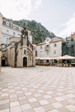  Karadağ'ın rahat köşeleri. Kotor şehrinin panoraması ve sokakların detayları.
