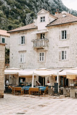  Karadağ'ın rahat köşeleri. Kotor şehrinin panoraması ve sokakların detayları.