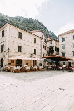  Karadağ'ın rahat köşeleri. Kotor şehrinin panoraması ve sokakların detayları.