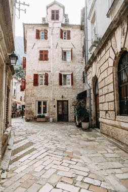  Karadağ'ın rahat köşeleri. Kotor şehrinin panoraması ve sokakların detayları.