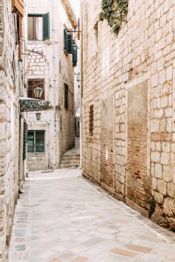  Karadağ'ın rahat köşeleri. Kotor şehrinin panoraması ve sokakların detayları.