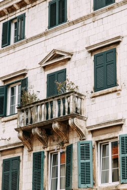  Karadağ'ın rahat köşeleri. Kotor şehrinin panoraması ve sokakların detayları.