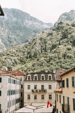  Karadağ'ın rahat köşeleri. Kotor şehrinin panoraması ve sokakların detayları.