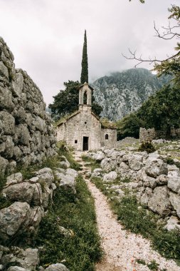 Antik kalıntılar ve taş duvarlar. Kotor, Karadağ'da terk edilmiş eski kilise. 