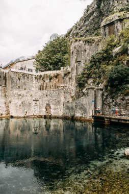 Karadağ'da turistik mekanlar ve manzaralar. Dağdan akşam Kotor Panorama. 