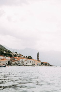  Sokaklar ve eski şehrin manzaraları. Karadağ'da Perast şehrinin panoraması.
