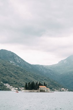  Sokaklar ve eski şehrin manzaraları. Karadağ'da Perast şehrinin panoraması.