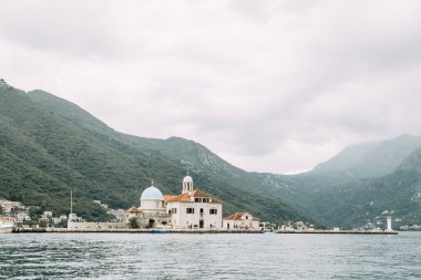  Sokaklar ve eski şehrin manzaraları. Karadağ'da Perast şehrinin panoraması.