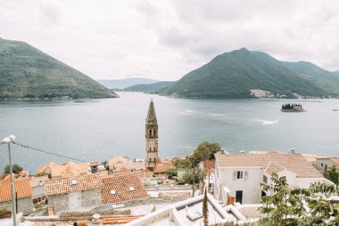  Sokaklar ve eski şehrin manzaraları. Karadağ'da Perast şehrinin panoraması.