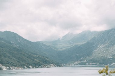  Sokaklar ve eski şehrin manzaraları. Karadağ'da Perast şehrinin panoraması.