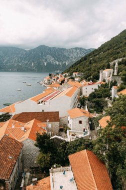  Sokaklar ve eski şehrin manzaraları. Karadağ'da Perast şehrinin panoraması.