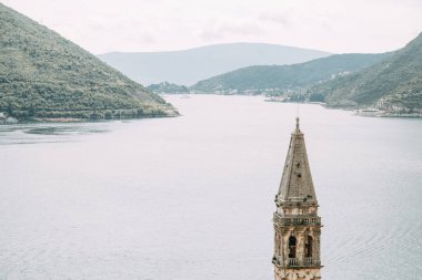  Sokaklar ve eski şehrin manzaraları. Karadağ'da Perast şehrinin panoraması.