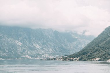  Sokaklar ve eski şehrin manzaraları. Karadağ'da Perast şehrinin panoraması.
