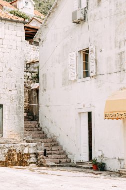 Sokaklar ve eski şehrin manzaraları. Karadağ'da Perast şehrinin panoraması. 