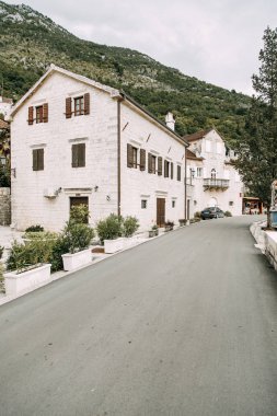 Sokaklar ve eski şehrin manzaraları. Karadağ'da Perast şehrinin panoraması. 