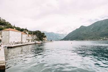 Sokaklar ve eski şehrin manzaraları. Karadağ'da Perast şehrinin panoraması. 