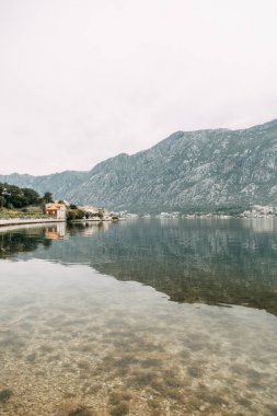 Konumlar ve Kotor kıyı kasabası. Karadağ'da Körfez Panoraması, İyilik. 