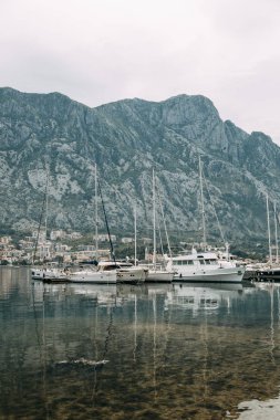 Konumlar ve Kotor kıyı kasabası. Karadağ'da Körfez Panoraması, İyilik. 