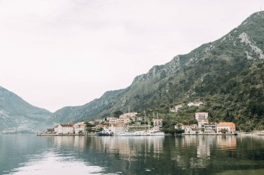 Konumlar ve Kotor kıyı kasabası. Karadağ'da Körfez Panoraması, İyilik. 