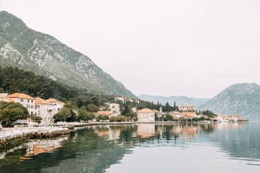 Konumlar ve Kotor kıyı kasabası. Karadağ'da Körfez Panoraması, İyilik. 