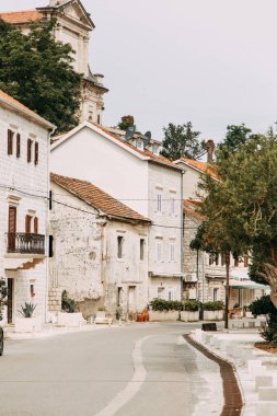 Konumlar ve Kotor kıyı kasabası. Karadağ'da Körfez Panoraması, İyilik. 