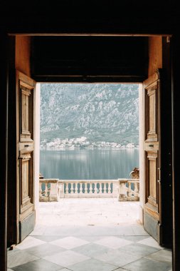 Konumlar ve Kotor kıyı kasabası. Karadağ'da Körfez Panoraması, İyilik. 