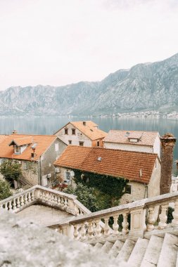 Konumlar ve Kotor kıyı kasabası. Karadağ'da Körfez Panoraması, İyilik. 