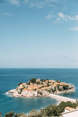 Dağdan eski kentin atmosferik turistik manzarası. Sveti Stefan adasının pitoresk sahili. 