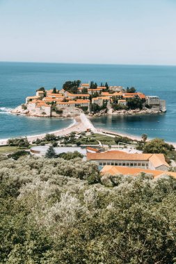 Dağdan eski kentin atmosferik turistik manzarası. Sveti Stefan adasının pitoresk sahili. 