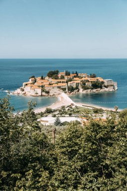 Dağdan eski kentin atmosferik turistik manzarası. Sveti Stefan adasının pitoresk sahili. 