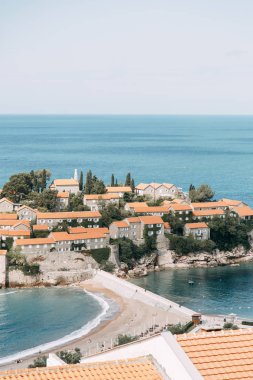 Dağdan eski kentin atmosferik turistik manzarası. Sveti Stefan adasının pitoresk sahili. 