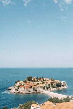 Dağdan eski kentin atmosferik turistik manzarası. Sveti Stefan adasının pitoresk sahili. 