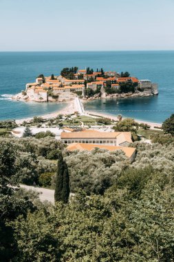 Dağdan eski kentin atmosferik turistik manzarası. Sveti Stefan adasının pitoresk sahili. 