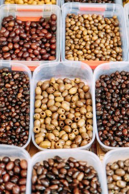 Üzüm, şeftali ve karpuz ile sayaç. Karadağ' da meyve pazarı, Kotor. 
