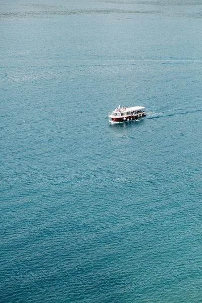 Paisagens Mar Montenegro Pesca Barco Pesca Balançando Nas Ondas — Fotografia de Stock