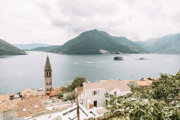  Sokaklar ve eski şehrin manzaraları. Karadağ'da Perast şehrinin panoraması.